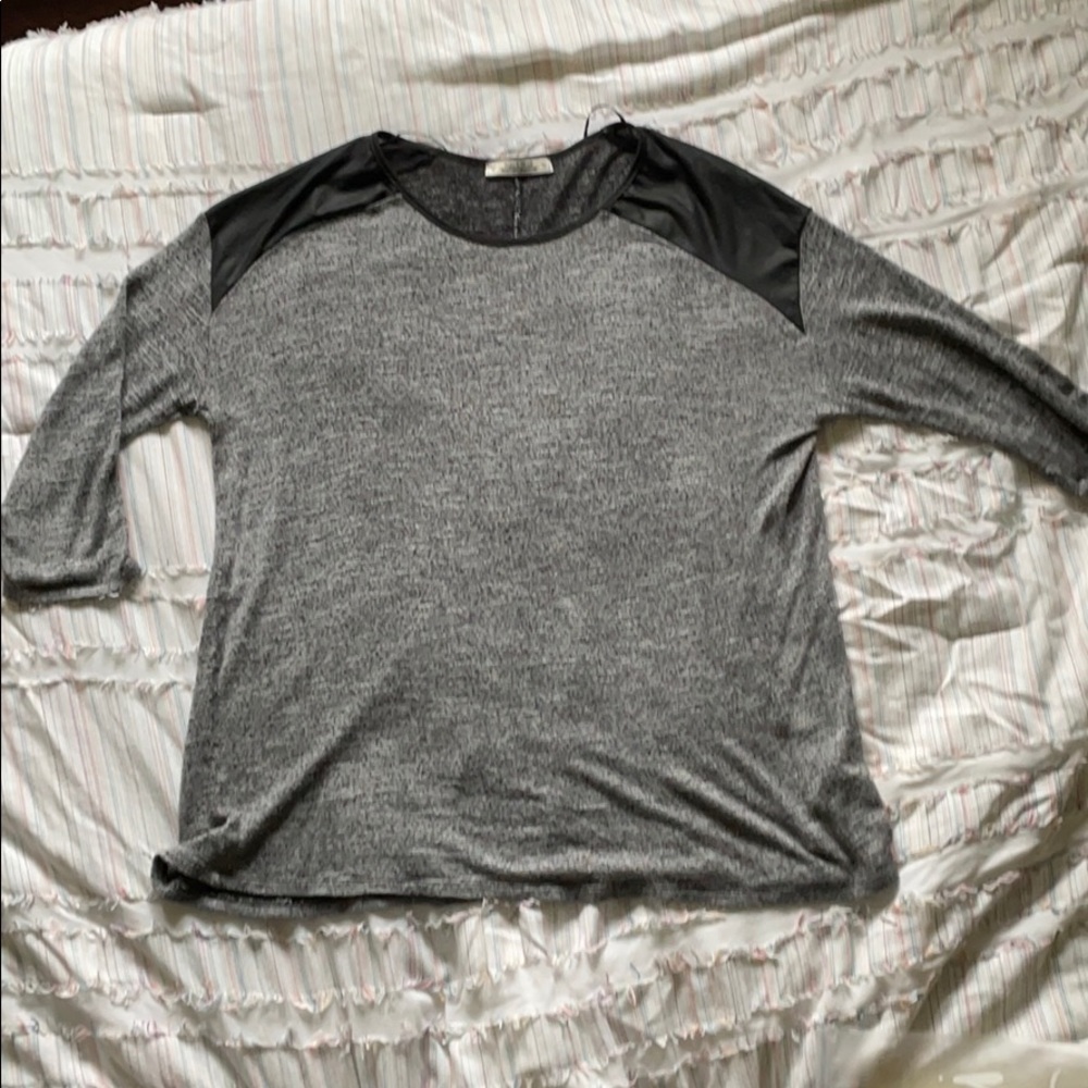 Pull&bear Grey and Black T-shirt Size S